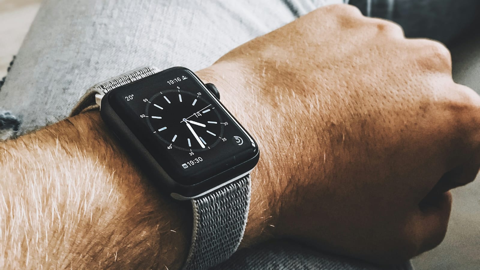 Apple Watch med mörk urtavla på en handled, fotograferad i närbild.