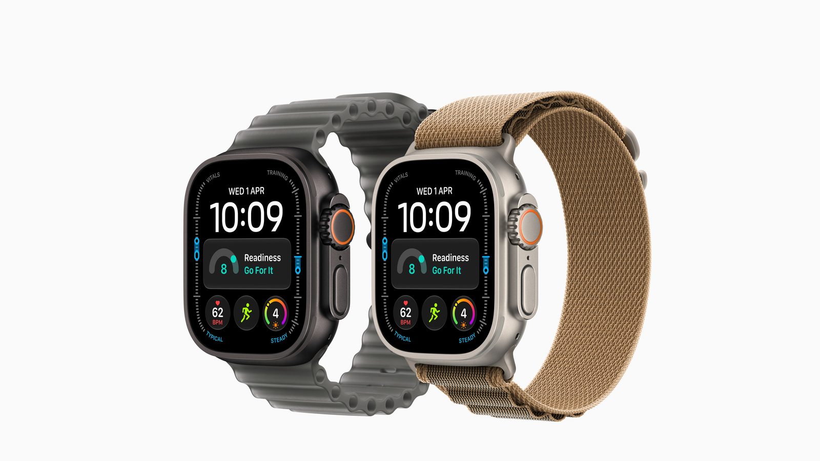 Två Apple Watch Ultra 4: svart titan med grått Havsband och naturlig titan med beige Bergsloop, båda med Dagsform på urtavlan